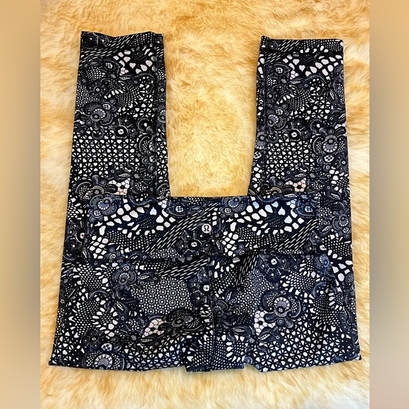 Lululemon Wunder Under Crop Leggings - “Pretty Lace White Black” Size 4 🖤✨ - Picture 7 of 7